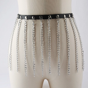 Détail de la ceinture punk en cuir noir avec des chaînes argentées en cascade pour femme