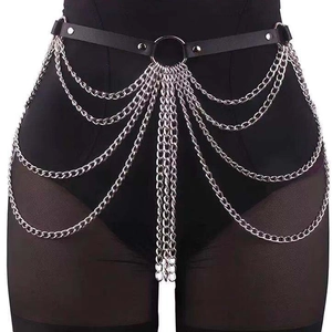 Détail d'une ceinture punk en cuir PU avec chaînes argentées multicouches et anneaux