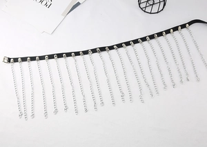 Ceinture punk en cuir noir avec franges métalliques argentées et rivets arrondis