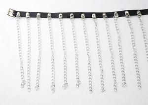 Détail d'une ceinture punk en cuir noir avec des chaînes à franges métalliques argentées