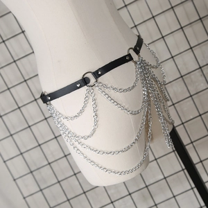 Détail de ceinture en cuir PU punk avec chaînes multicouches en métal argenté et anneaux