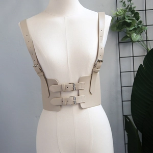 Serre-taille tendance en similicuir beige avec bretelles et boucles métalliques argentées