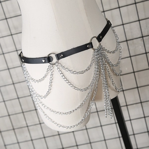 Détail de la ceinture en cuir PU noir avec chaînes métalliques argentées multicouches