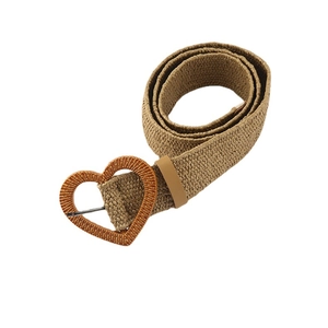 Women's woven straw belt featuring a vintage heart-shaped buckle for retro boho dresses