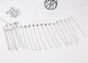 Vue détaillée d'une ceinture en PVC transparent avec chaînes à franges argentées