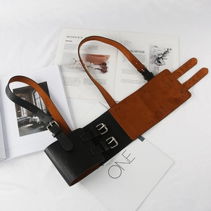 Vue détaillée de la ceinture en cuir PU rétro avec plusieurs boucles et bretelles argentées