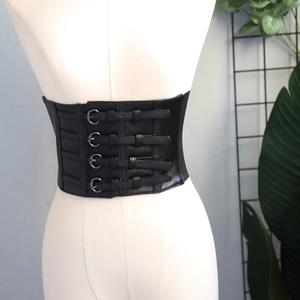 Détail de la ceinture corset punk noire avec quatre boucles métalliques sur un mannequin