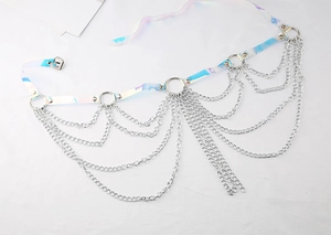Détail de la ceinture en PVC laser avec franges multicouches en chaîne métallique argentée