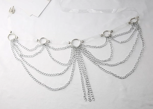 Détail de chaînes métalliques multicouches et ceinture en PVC transparent punk