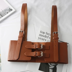 Vue détaillée de la ceinture corset marron en similicuir avec doubles bretelles et boucles