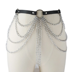 Ceinture punk à chaînes métalliques multicouches avec cuir PU noir et clous argentés