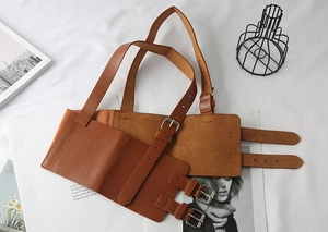 Détail du harnais de taille en cuir marron avec boucles argentées sur fond blanc