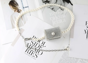Détail du mini sac orné de strass avec chaîne en perles et fermoir mousqueton