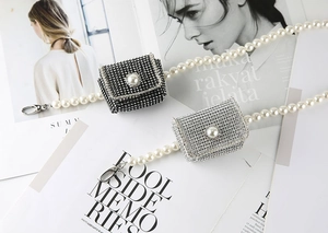 Détail du mini sac en strass avec bandoulière en perles et fermoir mousqueton en métal chic
