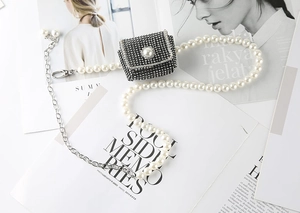 Détail d'un mini sac à bandoulière en strass avec grosse perle et chaîne en métal