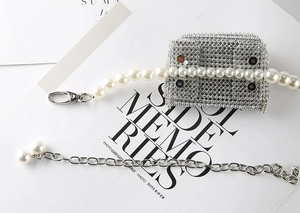 Détail d'un mini sac à strass avec une grande bandoulière en perles et une chaîne argentée