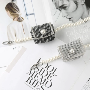 Mini sac de soirée en strass avec bandoulière perle en noir et argent pour robes chics