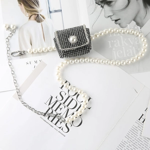 Mini sac bandoulière de luxe avec strass, bandoulière perle et détails chaîne argentée