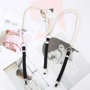 Dettaglio delle doppie catene di perle e strass con clip metalliche argentate