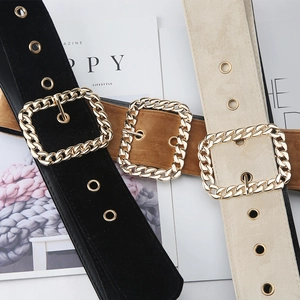 Trois ceintures de mode en noir, marron et beige avec de grandes boucles dorées carrées