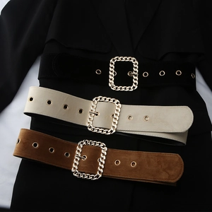 Vue détaillée de ceintures larges en daim noir, beige et marron avec boucle dorée