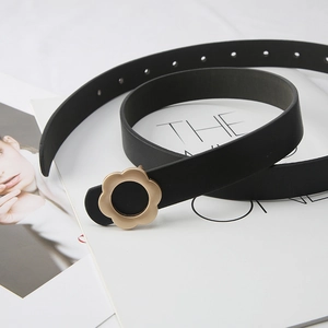 Ceinture fine en cuir noir avec boucle dorée en forme de pétale pour femme