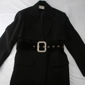 Détail d'un manteau noir pour femme avec large ceinture et boucle en métal doré brillant