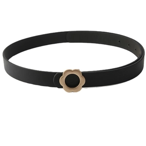 Fine ceinture femme en cuir noir avec boucle dorée en forme de fleur minimaliste