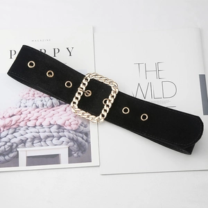 Ceinture large en daim noir avec boucle à chaîne dorée élégante pour manteaux et robes