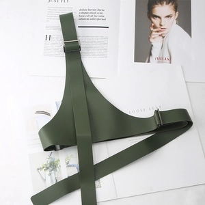 Dettaglio dell'imbracatura da spalla in ecopelle verde scuro con fibbie in metallo