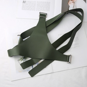 Dettaglio dell'imbracatura in pelle verde oliva con fibbie in metallo argento regolabili