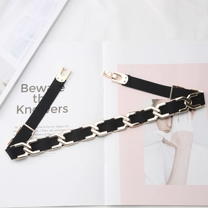 Ceinture élastique pour femme avec chaîne dorée audacieuse et boucle en métal