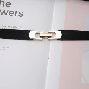 Gros plan détaillé de la boucle en métal doré en U sur ceinture élastique noire pour femme