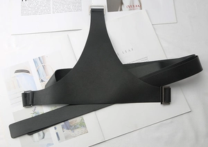 Dettaglio cintura a tracolla in pelle PU nera con fibbie in metallo argentato stile punk