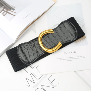 Ceinture large élastique femme avec boucle C dorée et texture cuir crocodile noir chic
