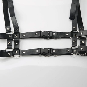 Imbracatura corpo punk gotica in pelle PU nera con anelli a O, rivetti e fibbie