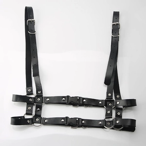 Dettaglio dell'imbracatura punk in pelle PU con anelli d'argento e fibbie regolabili