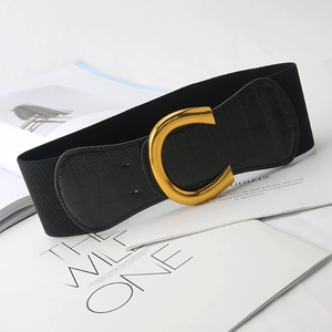 Détail d'une large ceinture élastique avec boucle en C dorée et garniture en cuir croco