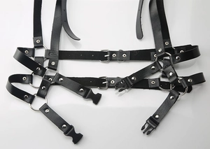 Imbracatura corpo punk gotica in pelle PU nera con anelli metallici argentati