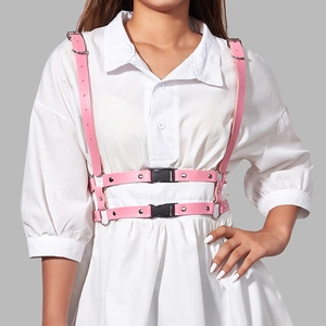 Imbracatura gotica in pelle PU rosa con rivetti argento e fibbie su abito bianco