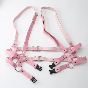 Dettaglio dell'imbracatura gotica in pelle PU rosa con anelli d'argento e rivetti