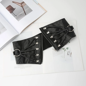 Ceinture corset punk élastique noire avec anneaux argentés et détails de laçage
