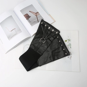Détail de ceinture corset élastique noire avec anneaux argentés, rivets et fermeture éclair