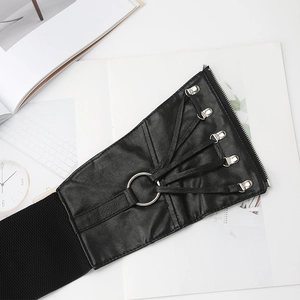 Ceinture large élastique noire avec détail d'anneau en O et style corset à lacets
