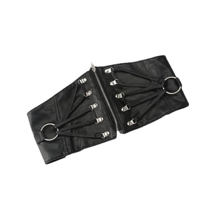 Ceinture large punk pour femme avec fermeture éclair et anneaux métalliques sur fond blanc