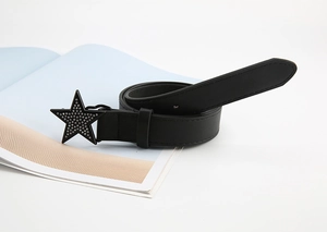 Vue détaillée d'une ceinture en cuir noir avec boucle en forme d'étoile et strass