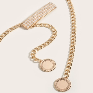 Ceinture chaîne dorée avec incrustation de perles et pendentifs ronds de style rétro