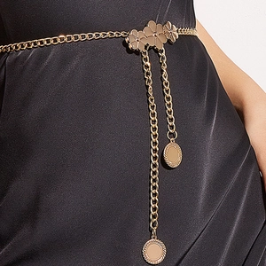 Detail van de gouden bloemvormige tailleriem met hangende ronde reliëf hangers