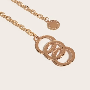 Chaîne de taille en métal doré avec anneaux entrelacés et pendentif texturé pour femme