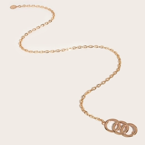 Ceinture chaîne élégante en métal doré avec anneaux polis et pendentif circulaire chic